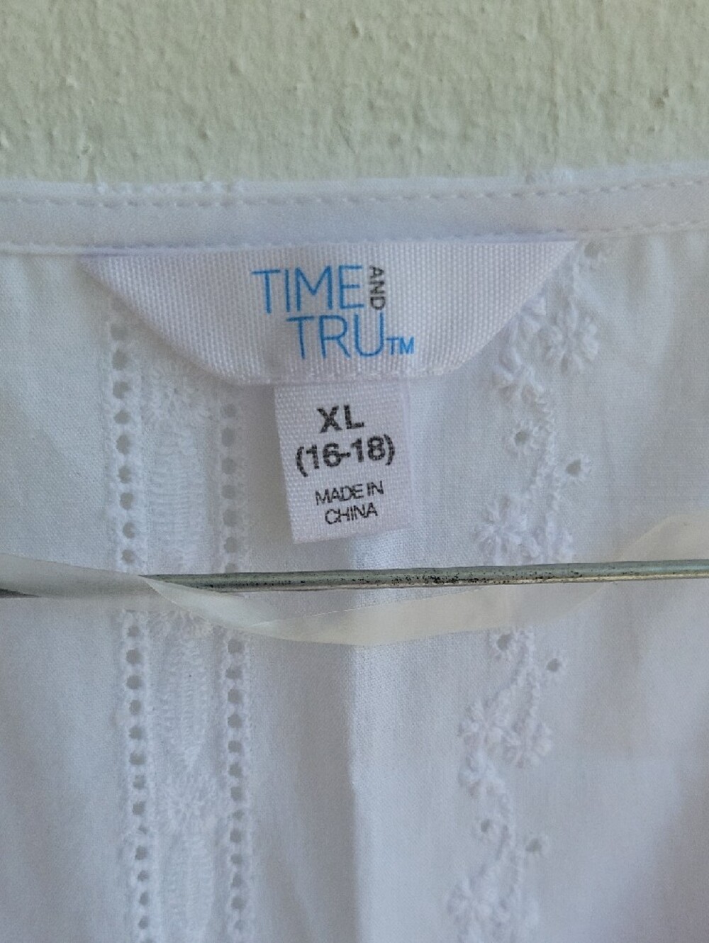 Time and Tru White Sleeveless V-Neck Eyelet Lace Camisole - Picture 2 of 11